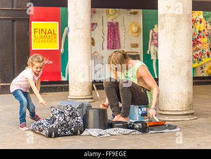 Musicien de rue dans la ville de Winchester, Hampshire Banque D'Images