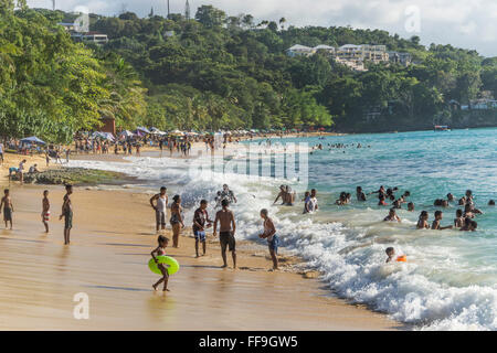 La population locale à Sosua beach , enfants ,, Sosua, Puerto Plata, République Dominicaine | Dominikanische Republik, Puerto Plata, Sosua, Strand Banque D'Images