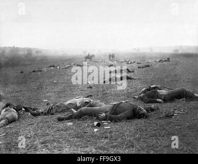 Des cadavres de soldats du gouvernement fédéral sur le champ de bataille de Gettysburg après la première journée de la bataille, la guerre civile américaine, juillet 1863. Photo par Timothy H O'Sullivan. Banque D'Images