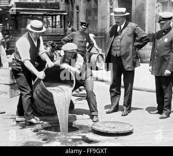 Interdiction des années 20. Verser de l'alcool dans les égouts d'agents à la suite d'un raid au cours de probibition, New York City, NY, USA. Photo c.1921 Banque D'Images