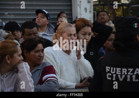 Monterrey, Mexique. Feb 11, 2016. Les membres de la famille des détenus, attendez que l'information à l'extérieur de la prison, Topo Chico à Monterrey, dans l'État de Nuevo Leon, Mexique, le 11 février, 2016. Jaime Rodriguez Calderon, Gouverneur de Nuevo Leon, au courant d'une conférence de presse que 52 personnes ont été tuées et 12 blessées après une bagarre a éclaté entre deux fractions rivales des détenus à l'intérieur de la prison Topo Chico. © ABC/Xinhua/Alamy Live News Banque D'Images