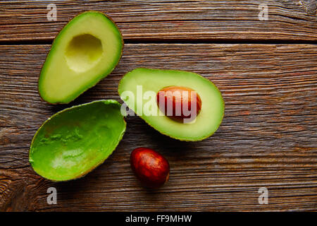 Couper l'avocat sur le bois de chauffage coupé la moitié du tableau Banque D'Images