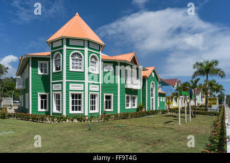 Maisons en bois peintes de couleurs des Caraïbes, Samana, République Dominicaine Banque D'Images