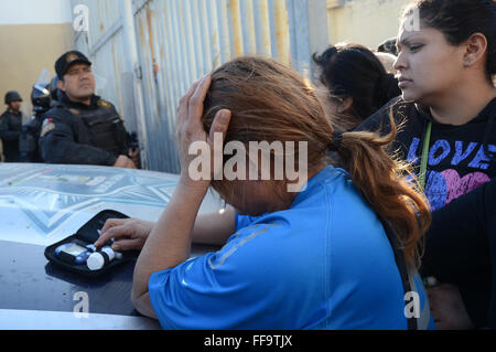 Monterrey, Mexique. Feb 11, 2016. Les membres de la famille des détenus, attendez que l'information à l'extérieur de la prison, Topo Chico à Monterrey, dans l'État de Nuevo Leon, Mexique, le 11 février, 2016. Jaime Rodriguez Calderon, Gouverneur de Nuevo Leon, au courant d'une conférence de presse que 52 personnes ont été tuées et 12 blessées après une bagarre a éclaté entre deux fractions rivales des détenus à l'intérieur de la prison Topo Chico. © ABC/Xinhua/Alamy Live News Banque D'Images