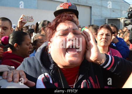 Monterrey, Mexique. Feb 11, 2016. Le membre de la famille d'un détenu réagit en tant que résidants attendre que l'information à l'extérieur de la prison, Topo Chico à Monterrey, dans l'État de Nuevo Leon, Mexique, le 11 février, 2016. Jaime Rodriguez Calderon, Gouverneur de Nuevo Leon, au courant d'une conférence de presse que 52 personnes ont été tuées et 12 blessées après une bagarre a éclaté entre deux fractions rivales des détenus à l'intérieur de la prison Topo Chico. © ABC/Xinhua/Alamy Live News Banque D'Images