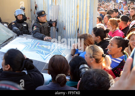 Monterrey, Mexique. Feb 11, 2016. Les membres de la famille des détenus, attendez que l'information à l'extérieur de la prison, Topo Chico à Monterrey, dans l'État de Nuevo Leon, Mexique, le 11 février, 2016. Jaime Rodriguez Calderon, Gouverneur de Nuevo Leon, au courant d'une conférence de presse que 52 personnes ont été tuées et 12 blessées après une bagarre a éclaté entre deux fractions rivales des détenus à l'intérieur de la prison Topo Chico. © ABC/Xinhua/Alamy Live News Banque D'Images