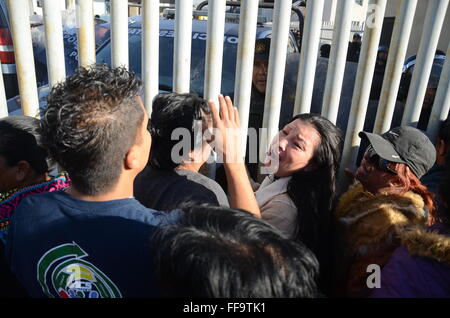 Monterrey, Mexique. Feb 11, 2016. Les membres de la famille des détenus, attendez que l'information à l'extérieur de la prison, Topo Chico à Monterrey, dans l'État de Nuevo Leon, Mexique, le 11 février, 2016. Jaime Rodriguez Calderon, Gouverneur de Nuevo Leon, au courant d'une conférence de presse que 52 personnes ont été tuées et 12 blessées après une bagarre a éclaté entre deux fractions rivales des détenus à l'intérieur de la prison Topo Chico. © ABC/Xinhua/Alamy Live News Banque D'Images