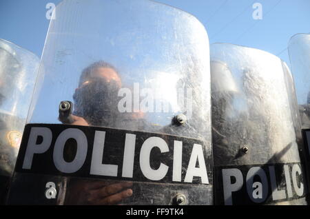 Monterrey, Mexique. Feb 11, 2016. Éléments de sécurité guard le Topo Chico prison après une bagarre entre détenus, à Monterrey, dans l'État de Nuevo Leon, Mexique, le 11 février, 2016. Jaime Rodriguez Calderon, Gouverneur de Nuevo Leon, au courant d'une conférence de presse que 52 personnes ont été tuées et 12 blessées après une bagarre a éclaté entre deux fractions rivales des détenus à l'intérieur de la prison Topo Chico. © ABC/Xinhua/Alamy Live News Banque D'Images