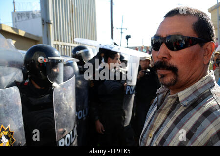 Monterrey, Mexique. Feb 11, 2016. Le membre de la famille d'un détenu attend que l'information à l'extérieur de la prison, Topo Chico à Monterrey, dans l'État de Nuevo Leon, Mexique, le 11 février, 2016. Jaime Rodriguez Calderon, Gouverneur de Nuevo Leon, au courant d'une conférence de presse que 52 personnes ont été tuées et 12 blessées après une bagarre a éclaté entre deux fractions rivales des détenus à l'intérieur de la prison Topo Chico. © ABC/Xinhua/Alamy Live News Banque D'Images