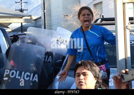 Monterrey, Mexique. Feb 11, 2016. Le membre de la famille d'un détenu réagit en tant que résidants attendre que l'information à l'extérieur de la prison, Topo Chico à Monterrey, dans l'État de Nuevo Leon, Mexique, le 11 février, 2016. Jaime Rodriguez Calderon, Gouverneur de Nuevo Leon, au courant d'une conférence de presse que 52 personnes ont été tuées et 12 blessées après une bagarre a éclaté entre deux fractions rivales des détenus à l'intérieur de la prison Topo Chico. © ABC/Xinhua/Alamy Live News Banque D'Images