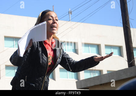 Monterrey, Mexique. Feb 11, 2016. Une femme demande des membres de la famille de détenus à garder son calme pendant qu'ils attendent pour l'information à l'extérieur de la prison, Topo Chico à Monterrey, dans l'État de Nuevo Leon, Mexique, le 11 février, 2016. Jaime Rodriguez Calderon, Gouverneur de Nuevo Leon, au courant d'une conférence de presse que 52 personnes ont été tuées et 12 blessées après une bagarre a éclaté entre deux fractions rivales des détenus à l'intérieur de la prison Topo Chico. © ABC/Xinhua/Alamy Live News Banque D'Images