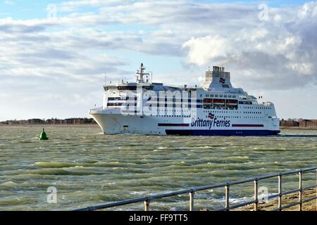 Bretagne bateau naviguant de Portsmouth Harbour UK Banque D'Images