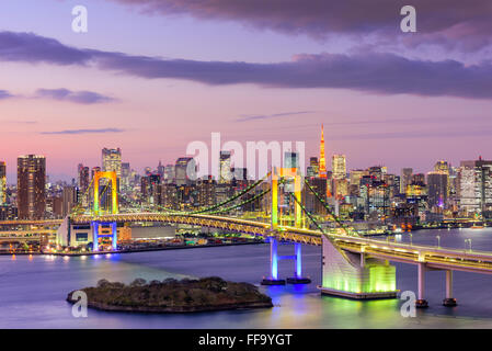 Tokyo, Japon skyline avec Rainbow Bridge et Tour de Tokyo. Banque D'Images