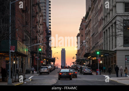 Vue vers le bas au nord de la rue Moore à Tribeca, New York City, au coucher du soleil. Une rue typique avec des commerces et le feu s'échappe sur les bâtiments Banque D'Images