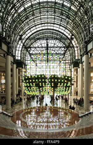 Le Jardin d'hiver de Brookfield Place dans le quartier financier, NYC, avec ses palmiers et des luminaires d'éclairage Banque D'Images
