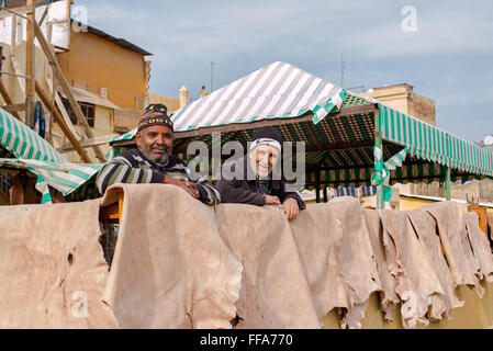 Ouvriers agricoles travaillant dans Chouwara tannerie dans la Médina de Fes El Bali. Fes, Maroc. Banque D'Images