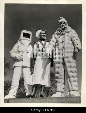 1960 - Costumes à votre convenance : inclus dans une récente exposition de Londres les derniers vêtements de protection industriels et certains étaient assez étrange des tenues les plus enthousiastes pour l'espace fan. Plus de 300 entreprises visées presque tous les emplois ayant besoin de vêtements spéciaux de vols en altitude et l'alpinisme en haute mer de l'Antarctique et la production d'isotopes radioactifs de conduite. Photo montre le trio de la pièce (de gauche à droite) la conception des combinaisons d'amiante pour travailler dans les fours à tunnel de poteries, de nouvelles infirmières, uniforme et une exposition gonflable costume pour la Royal Air Force. Les fabricants (de gauche à droite) ; Bell Banque D'Images