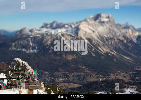 Tilt Shift vue du bar de ski à Pomedes, Cortina d'Ampezzo, Dolomites, Padova, Italie Banque D'Images