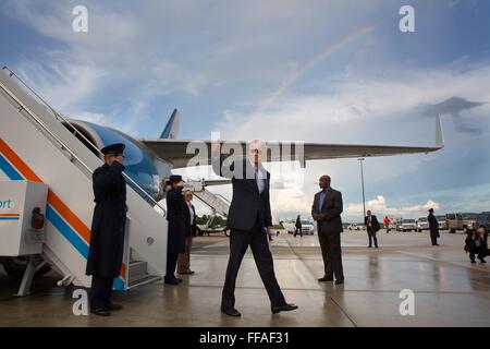 Le Vice-président américain Joe Biden donne un coup de pouce après la marche off Air Force deux accueillis par un arc-en-ciel à Southwest Florida International Airport Le 28 septembre 2012 à Fort Myers, Floride. Banque D'Images