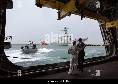 Le Vice-président américain Joe Biden tours le U.S.S. La liberté et les montres d'une équipe tactique démonstration à la base navale de Changi, 27 juillet 2013 à Singapour. Banque D'Images