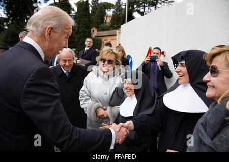 Le Vice-président américain Joe Biden s'arrête pour saluer un groupe de religieuses derrière la Basilique St Pierre après avoir assisté à la messe d'inauguration pour le Pape François le 19 mars 2013 dans la Cité du Vatican. Banque D'Images