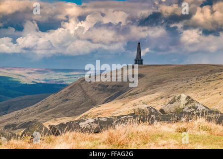 Stoodley Pike memorial folly, debout sur les maures à Mankinholes Calderdale Todmorden, ci-dessus, West Yorkshire, Royaume-Uni Banque D'Images