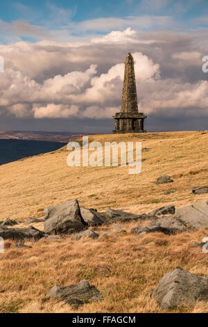 Stoodley Pike memorial folly, debout sur les maures à Mankinholes Calderdale Todmorden, ci-dessus, West Yorkshire, Royaume-Uni Banque D'Images