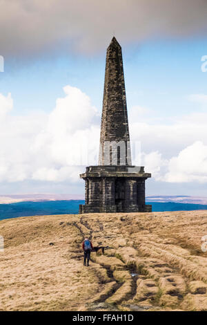 Stoodley Pike memorial folly, debout sur les maures à Mankinholes Calderdale Todmorden, ci-dessus, West Yorkshire, Royaume-Uni Banque D'Images