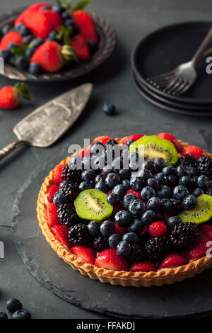 Key Lime fait maison aux fruits rouges Tarte aux fruits Banque D'Images