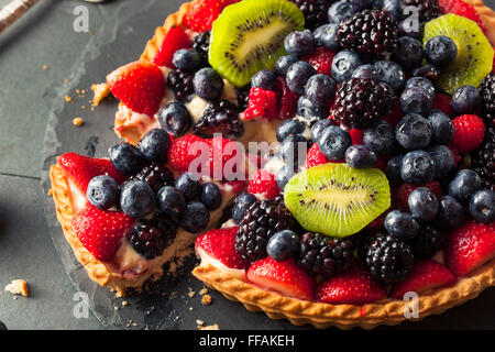 Key Lime fait maison aux fruits rouges Tarte aux fruits Banque D'Images
