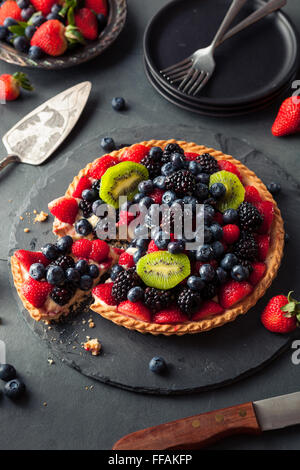Key Lime fait maison aux fruits rouges Tarte aux fruits Banque D'Images