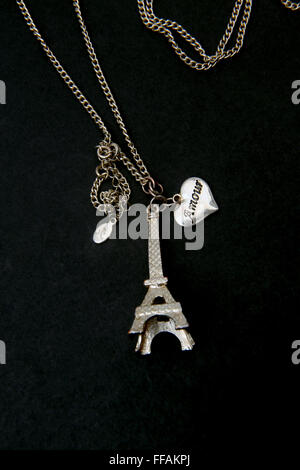 Bijoux - Collier robe avec Tour Eiffel et Coeur Pendentif Amour inscrit Banque D'Images