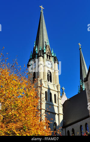 Un tour de l'horloge sur Gesu Church vu depuis le campus de l'Université Marquette de Milwaukee, Wisconsin. Banque D'Images