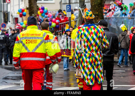 Les équipes de paramédicaux au cours de carnaval de rue à Cologne, en Allemagne, au cours Rose parade lundi, les équipes de soins médicaux, Banque D'Images
