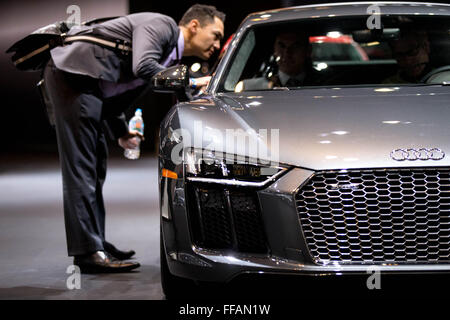 Chicago, USA. Feb 11, 2016. Un homme regarde le design intérieur de la 2017 Audi R8 V10 plus au cours de l'auto de Chicago supercar à McCormic Place à Chicago, Illinois, United States le Feb 11, 2016. Credit : Ting Shen/Xinhua/Alamy Live News Banque D'Images