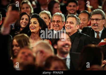 Berlin, Allemagne. Feb 11, 2016. États-unis l'acteur George Clooney (R, centre) et son épouse Amal Clooney (L, centre) assister à la cérémonie d'ouverture de la 66e Berlinale Festival International du Film de Berlin, Allemagne, le 11 février 2016. Credit : Zhang Fan/Xinhua/Alamy Live News Banque D'Images