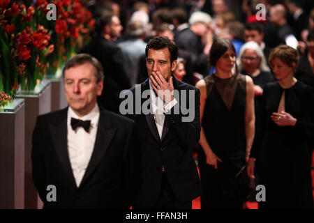 Berlin, Allemagne. Feb 11, 2016. Membre du jury et l'acteur britannique Clive Owen (2e L) marche sur le tapis rouge de la cérémonie d'ouverture de la 66e Berlinale Festival International du Film de Berlin, Allemagne, le 11 février 2016. Credit : Zhang Fan/Xinhua/Alamy Live News Banque D'Images