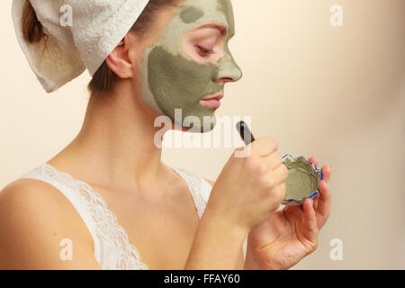 Soins de la peau. Woman avec pinceau masque de boue d'argile pour le visage. Fille prendre soin de peau huileuse. Soin de beauté. Banque D'Images