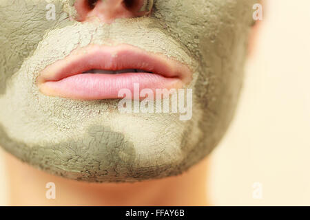 Soins de la peau. Femme avec l'argile verte masque de boue, Close up. Fille prendre soin de peau huileuse. Soin de beauté. Banque D'Images