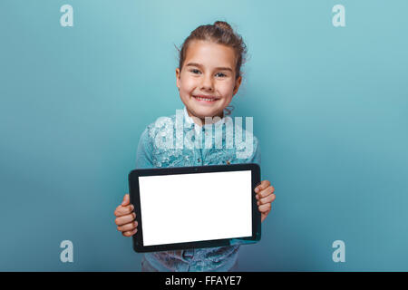 Teen girl d'apparition dans les mains de sept ans holdi Banque D'Images