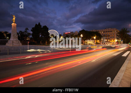 France, Nice, 2016.01.21 : Monument centenaire, Promenade des Anglais, de la circulation, d'une exposition longue, grande roue sur la place Masséna ( Banque D'Images