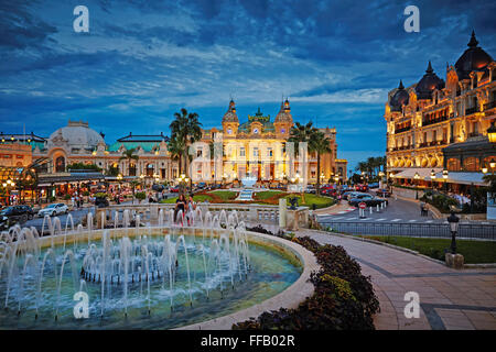 Monaco, Monte-Carlo, 04.09.2015 : Casino Monte-Carlo dans la nuit, l'hôtel de Paris, l'éclairage de nuit, les voitures de luxe, les joueurs, d' Banque D'Images