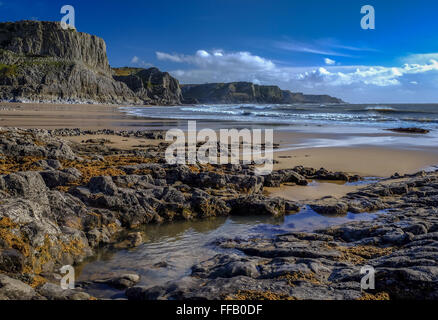 La plage et les falaises au Pays de Galles, la baie de bracelet Banque D'Images