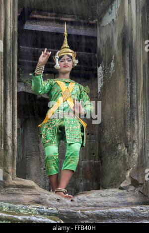 Danseuse cambodgienne avec les mains en position de fruits, jour de pluie, Terrasse des éléphants, Angkor Thom, au Cambodge Banque D'Images