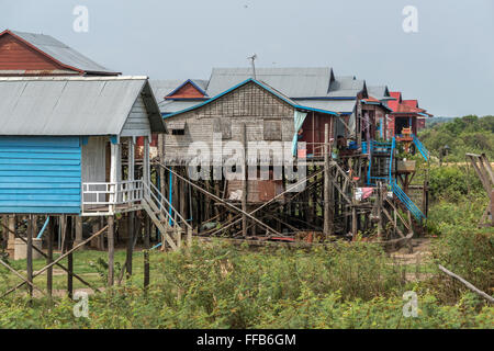 Des maisons sur pilotis à Chong Khneas, rivière Siem Reap, Cambodge Banque D'Images