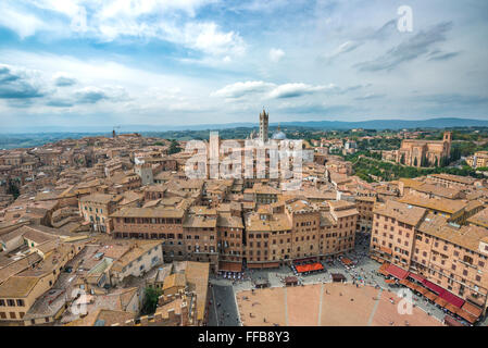 Vue sur le centre historique sur la Piazza del Campo et la Cathédrale de Sienne, Sienne, Toscane, Italie Banque D'Images