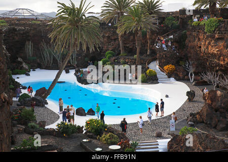 Piscine en grotte de lave, l'art et culture Centre de Jameos del Agua, construit par l'artiste César Manrique, Lanzarote, Îles Canaries Banque D'Images