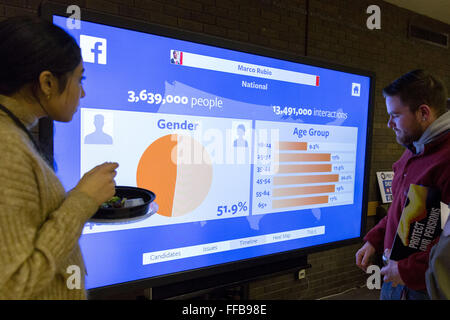 Milwaukee, Wisconsin, États-Unis. Feb 11, 2016. Aux élèves d'étudier les statistiques clés pour les candidats à la présidence avant le débat présidentiel démocratique à l'Université de Wisconsin-Milwaukee. Crédit : Daniel DeSlover/ZUMA/Alamy Fil Live News Banque D'Images