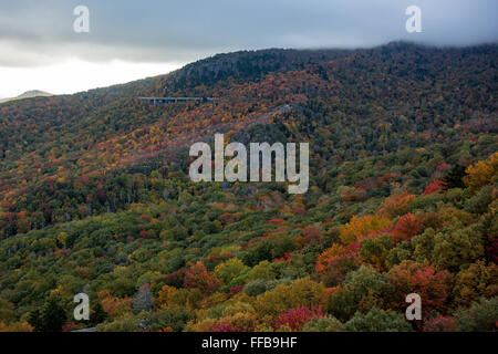 Lynn Cove viaduct avec feuilles automne montre au début de l'automne Banque D'Images