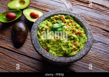 Avocado Guacamole mexicain sur molcajete procédure traditionnelle Banque D'Images